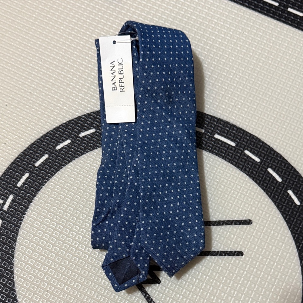 NWT Banana Republic Navy and White Dotted Tie